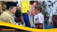 Gubernur Al Haris Serahkan Bantuan Peralatan dan SPP Program Dumisake Pendidikan di Merangin