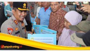 gambar-kapolres-bungo-berikan-bantuan-santunan gambar kapolres bungo berikan bantuan santunan