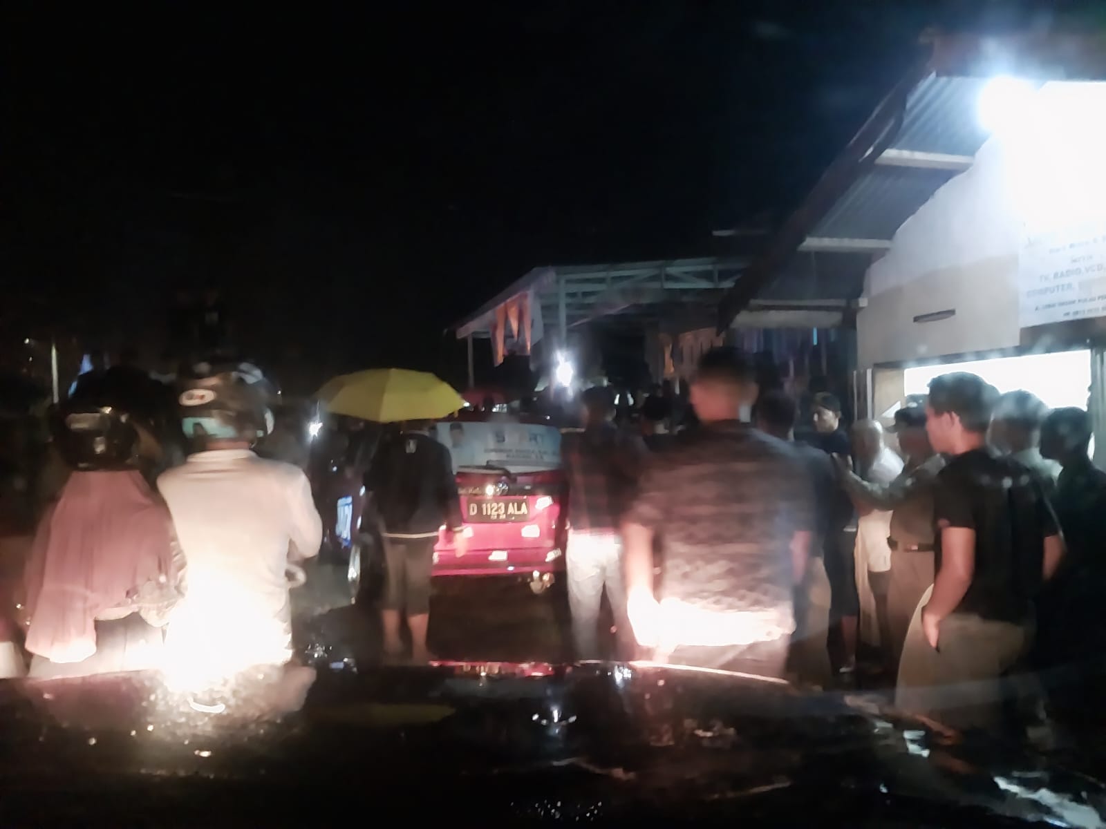 Silaturahmi ke Rumah Keluarga, Mobil Tim JADI Dikepung Pendukung Dedy - Dayat