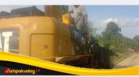 IMG_20250221_083302 Rasa Kebersamaan Personel Satgas TMMD Ke-123 Kodim 0416/Bute Membantu Mengisi BBM Alat Berat