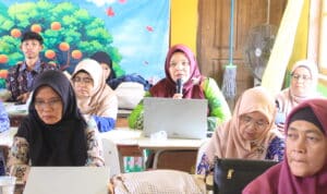 Salah Satu Peserta Mengutarakan Pertanyaan pada Sesi Diskusi 
