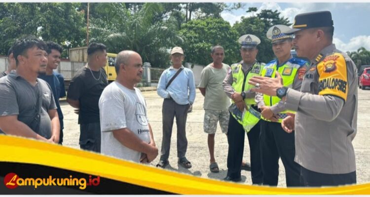 Satlantas Polres Bungo Jalin Koordinasi Dengan Masyarakat dalam Melaksanakan Pengaturan Antrean BBM di Sejumlah SPBU