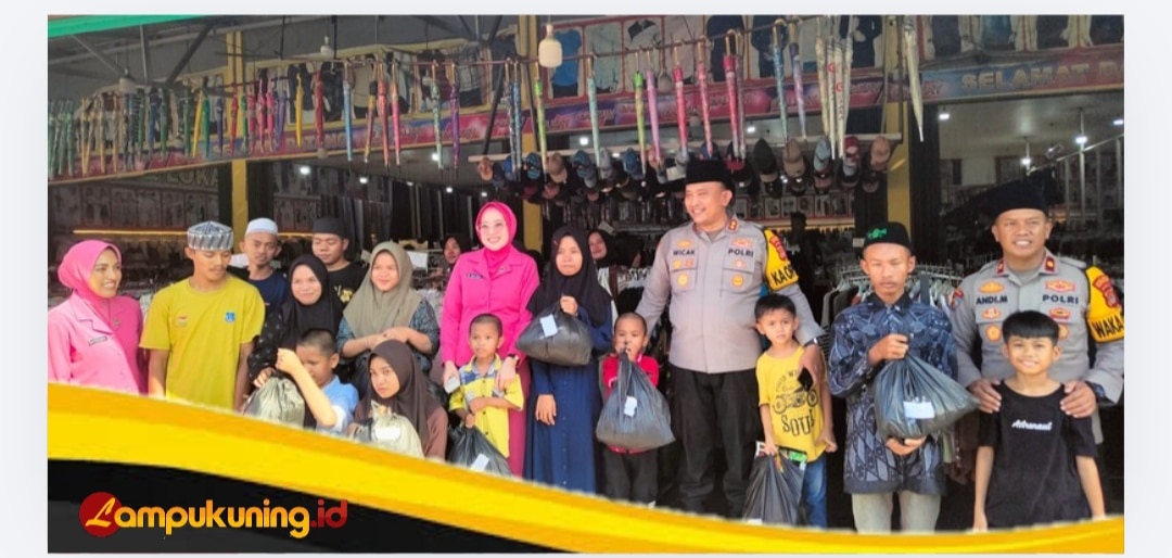 Senyum Lebaran di Atas Bus Polisi, Kapolres Tanjab Barat Ajak Anak Disabilitas Belanja Baju Baru.