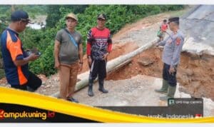 Kapolsek Tanah Tumbuh AKP Iqbal Harahap Melakukan Pengecekan Tanah Longsor di Dusun Renah Jelmu