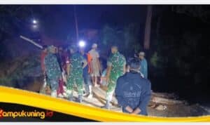 Tanggap Bencana, Danramil Tanah Tumbuh Bersama Warga dan Forkopimcam Gotong Royong Bangun Jembatan Darurat Hingga Malam Hari