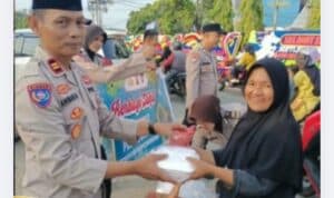Sat Binmas Polres Bungo Berbagi Takjil, Dipimpin Langsung Kasat Binmas