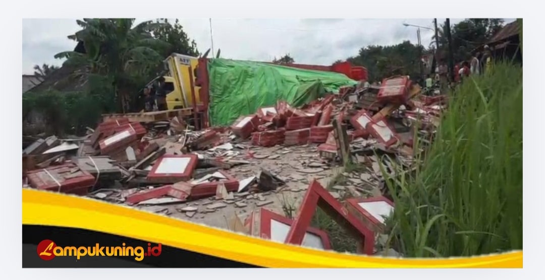 Truk Trailer Siba Surya Terguling di Lintas Timur Sumatera, Arus Lalu Lintas Macet.