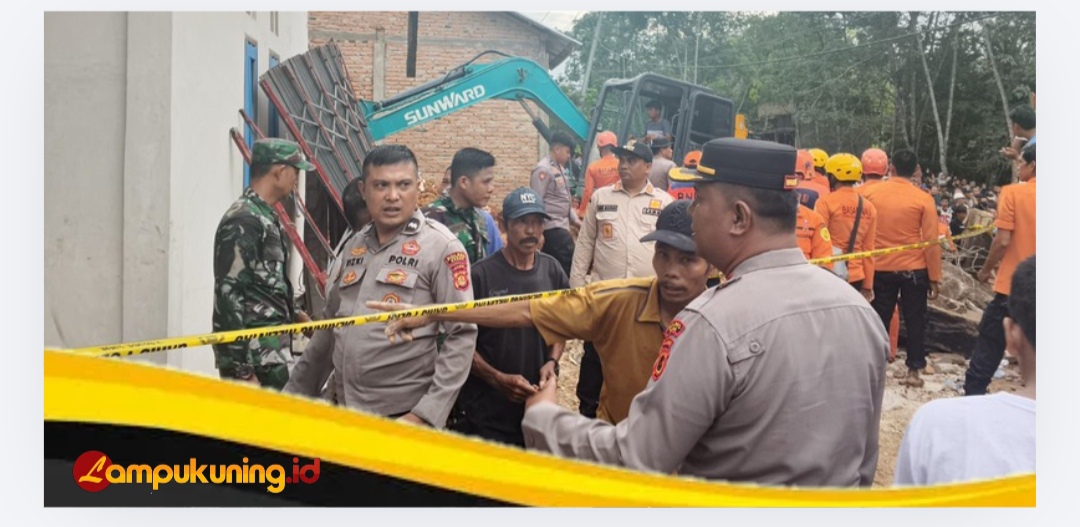 Personel Polres Bungo Dipimpin Wakapolres Langsung Turun Evakuasi Korban Longsor di Desa Empelu
