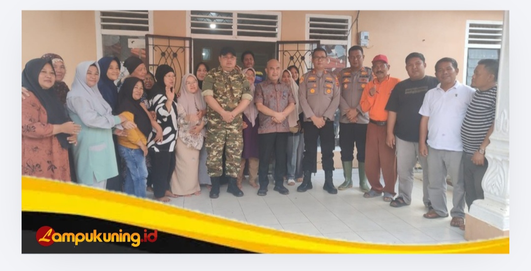 Kapolres Bungo Dampingi Bupati Tinjau Dapur Umum Bagi Warga Terdampak Banjir