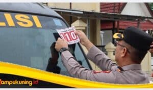 Kapolres Bungo dan PJU Pasang Stiker Layanan Polisi 110 pada Kendaraan Dinas