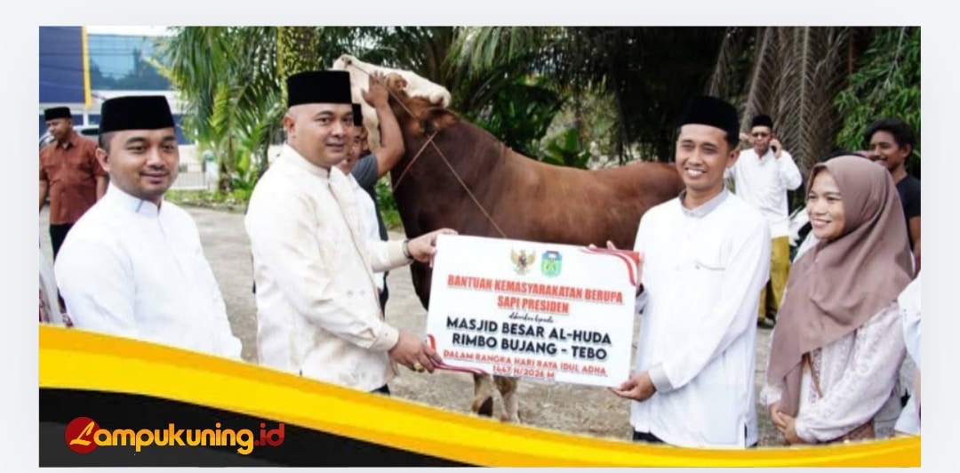 Bupati Tebo Agus Rubiyanto Serahkan Bantuan Kemasyarakatan Presiden Berupa Sapi