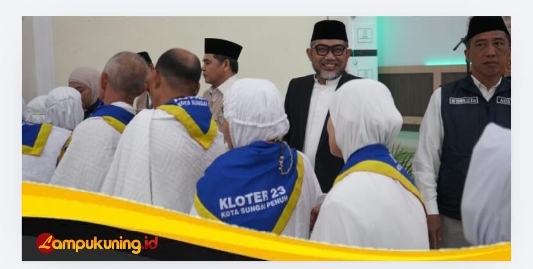 Sekretaris Daerah Provinsi Jambi, Sudirman secara resmi melepas 445 Jamaah Calon Haji (JCH) Kloter BTH 23