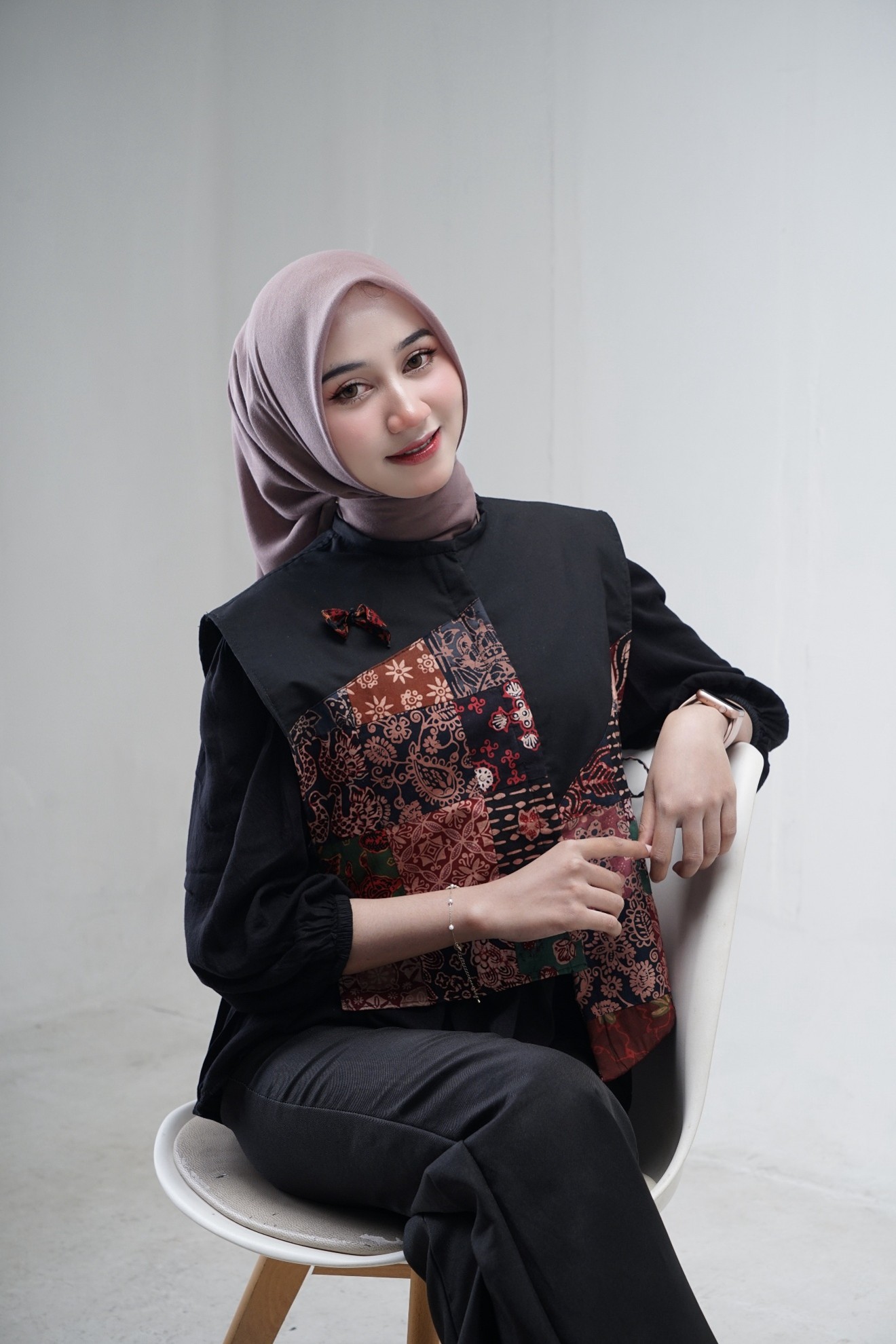Mahasiswa Universitas Jambi Luncurkan Ecotic, Vest Patchwork Batik Jambi Siap Angkat Kearifan Lokal ke Industri Fashion 1 Mahasiswa Universitas Jambi Luncurkan Ecotic, Vest Patchwork Batik Jambi Siap Angkat Kearifan Lokal ke Industri Fashion