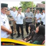 Usai Tinjau TPA, Bupati Anwar Sadat Langsung Sambangi Korban Kebakaran di Sungai Nibung.