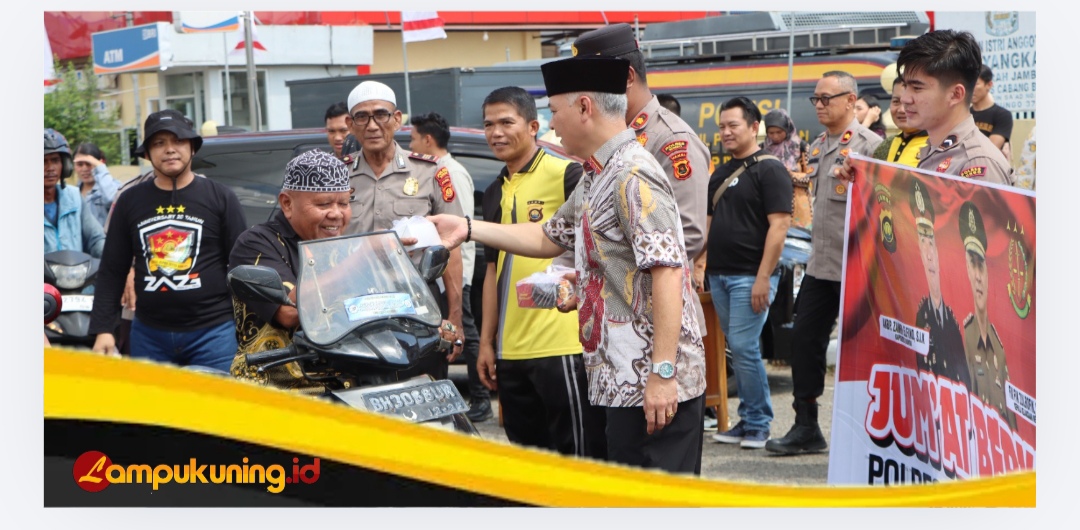 Polres dan Kejaksaan Negeri Bungo Bagikan Paket Makanan di 'Jumat Berkah'