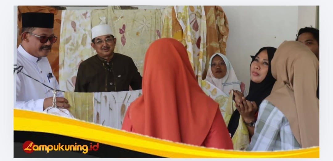 Bupati dan Wakil Bupati Tanjab Barat Dorong UMKM Ecoprint Kuala Dasal Naik Kelas.