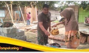 Seceret Teh Hangat Ibu Upik Mewarnai Kebersamaan Masyarakat dengan Satgas TMMD Ke-129 Kodim 0416/Bute