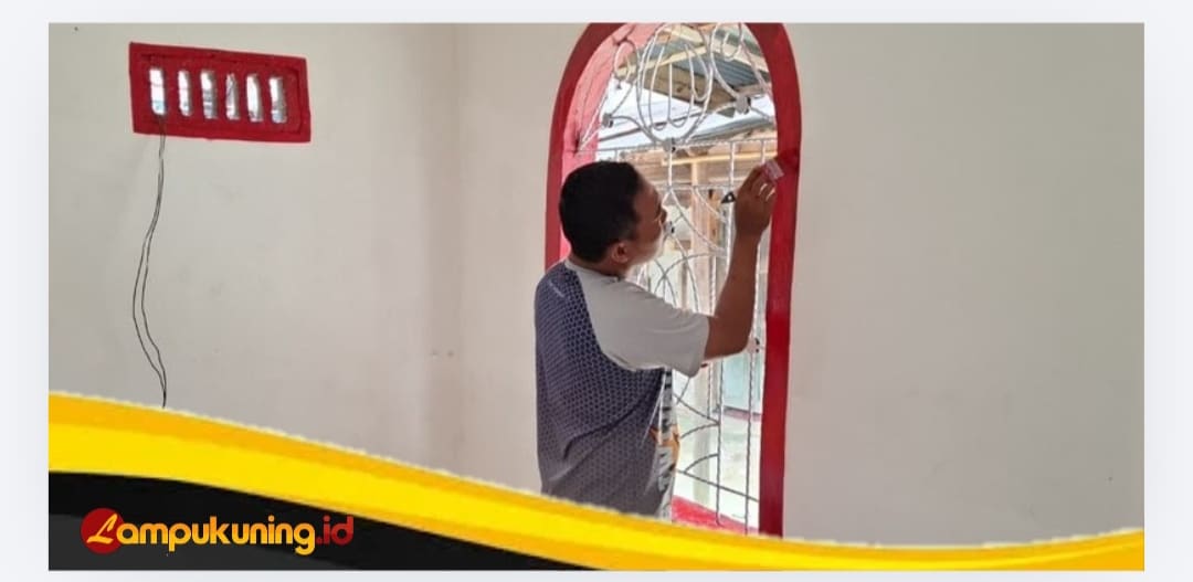 Percantik Fisik Bangunan, Personel TMMD Ke-129 Kodim 0416/Bute Mengecat Kusen dan Dinding Mushola, Al-Hikmah
