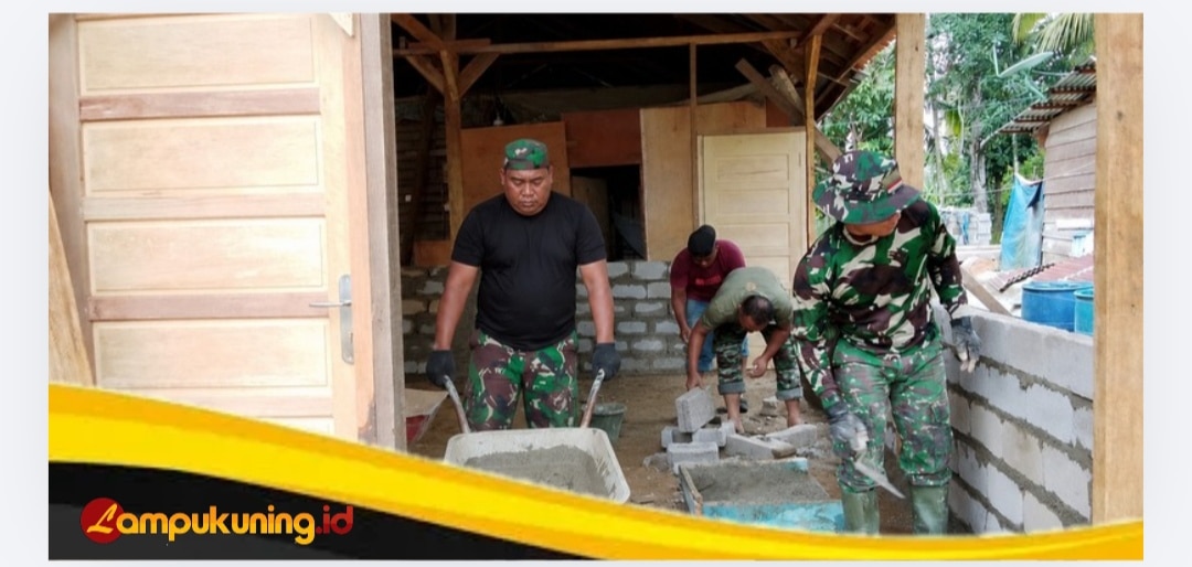 Rumah Bapak Maskur Mulai Dipasang Dinding Oleh Personel Satgas TMMD Ke-129 Kodim 0416/Bute
