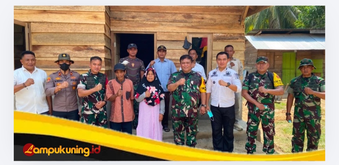 Senyum Sumringah Terpancar dari Wajah Maskur Hanapi dan Istri Saat Menyambut Tim Wasev TMMD Ke-129
