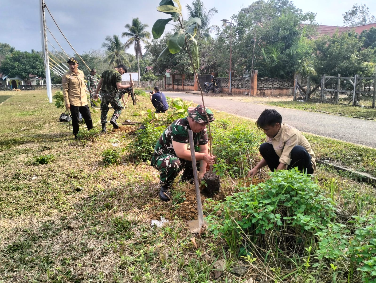 Bersama Datuk Rio dan Perangkat Desa,Satgas TMMD Ke-129 Kodim 0416 Tanam Pohon Buah-Buahan