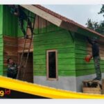 Kebahagian Terpancar di Raut Wajah Maskur Hanapi , Saat Personel Satgas TMMD Ke-129 Kodim 0416/Bute .Mengecat Rumahnya