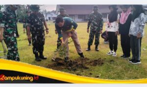 Camat Muko-Muko Bathin VII Apresiasi Satgas TMMD Ke-129 Tanam 100 Pohon Buah -Buahan 