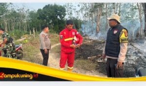 Polsek Muara Bungo Bersama Manggala Agni Padamkan Karhutla di Kebun Karet Teluk Beringin