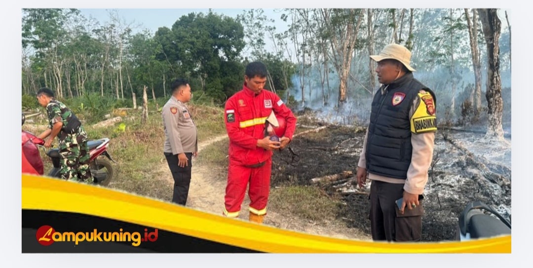 Polsek Muara Bungo Bersama Manggala Agni Padamkan Karhutla di Kebun Karet Teluk Beringin