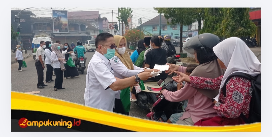 Antisipasi Kabut Asap, Dinas Kesehatan Bungo Bagikan Masker Gratis di Simpang Air Mancur