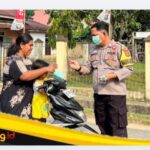 Polsek Muko Miko Bathin VII Bagikan Masker ke Masyarakat