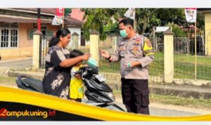 Polsek Muko Miko Bathin VII Bagikan Masker ke Masyarakat