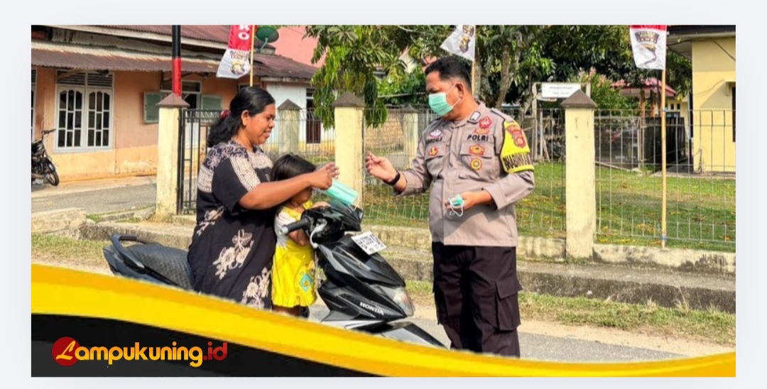 Polsek Muko Miko Bathin VII Bagikan Masker ke Masyarakat