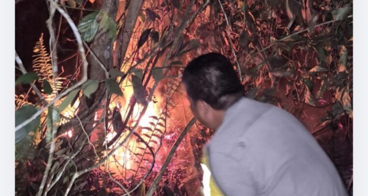 IMG_20260910_102145 Polsek Bathin II Babeko bersama Masyarakat Berjibaku Padamkan Lahan Sawit dan Karet yang Terbakar