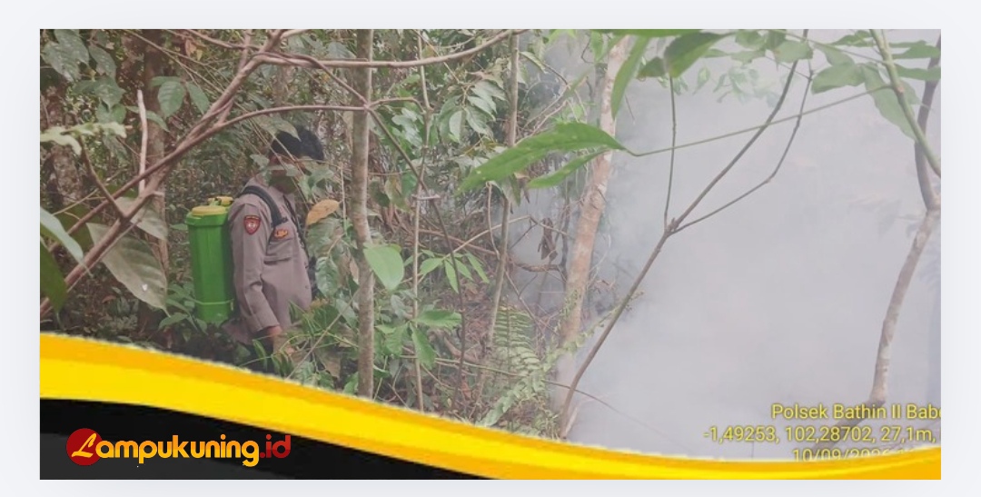 Polsek Bathin II Babeko Bersama Masyarakat Berhasil Padamkan Api di Lahan Sawit