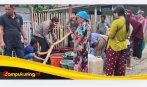 Kemarau Panjang, Polres Bungo Berikan Bantuan Air Bersih ke Warga