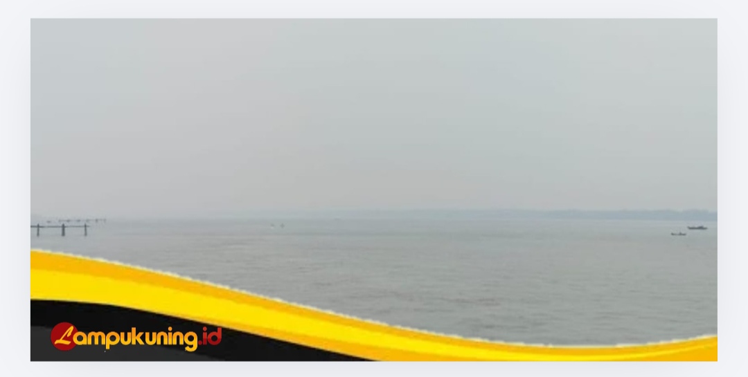 Dari Pagi hingga Siang, Perairan Kuala Tungkal Diselimuti Kabut Asap Tebal, Warga Mulai Rasakan Dampaknya.