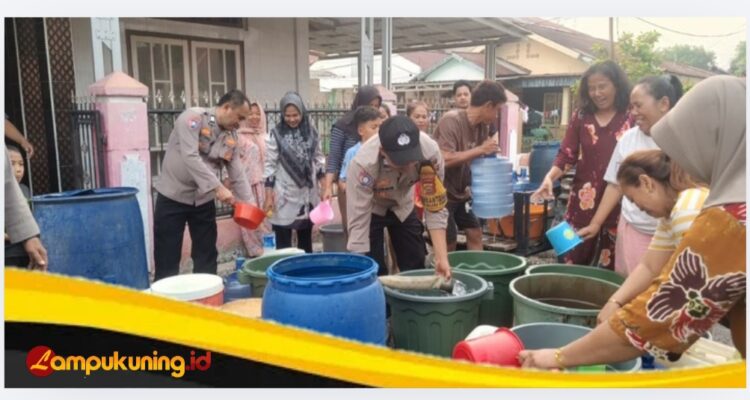 Kapolres Bungo AKBP Zamri Elfino Berikan Bantuan Air Bersih kepada Warga