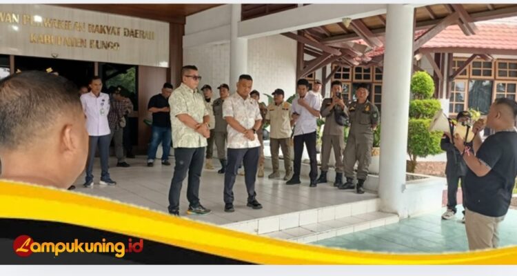 IMG_20260917_182057 Ketua DPRD Bungo Temui Pengunjuk Rasa Terkait Insiden di PT.KIM