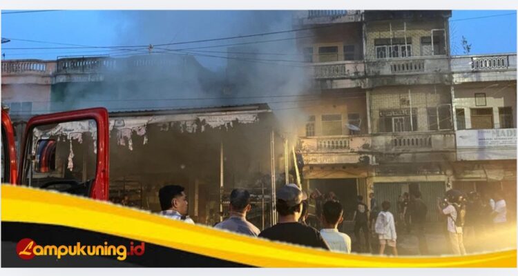 Ruko Dua Lantai "ABAK PLAFON" di Simpang Bambu Kuning Hangus Terbakar