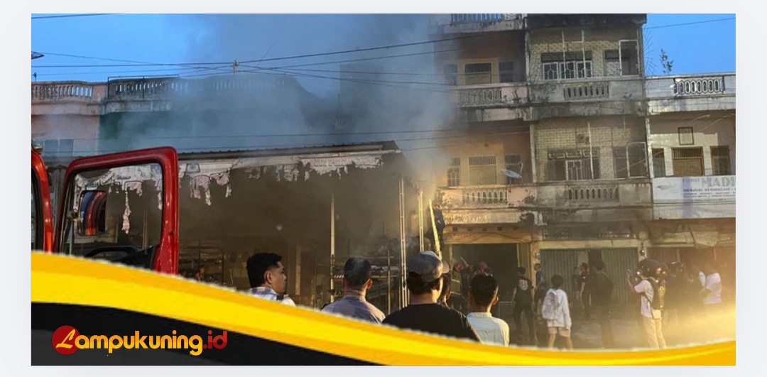 Ruko Dua Lantai "ABAK PLAFON" di Simpang Bambu Kuning Hangus Terbakar