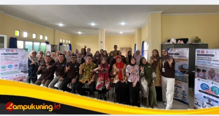 Tim Pengabdian FKIP Universitas Jambi Dampingi Guru SMAN 1 Tanjung Jabung Barat Integrasikan AI Susun Modul Ajar