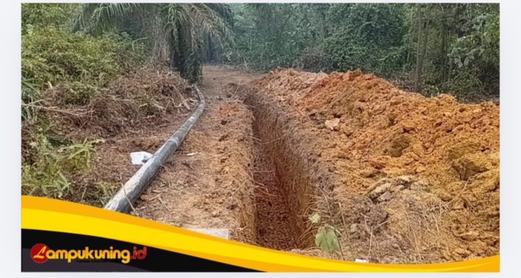 Tak Beri Izin, Kebun Sawit Malah Digali! Warga Somasi PT Montd’Or dan PT Olindo, Tuntut Pipa Dicabut