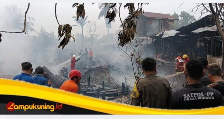 Terulang Kembali, Kebakaran Hebat Saat Warga Jalankan Sholat Jumat, Delapan Rumah Terdampak.