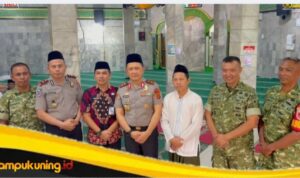 Kapolda Jambi Irjen Pol. Drs. Widodo, S.H., M.H., melaksanakan Sholat Jumat Keliling di Masjid Rahmatullah, Kota Jambi.