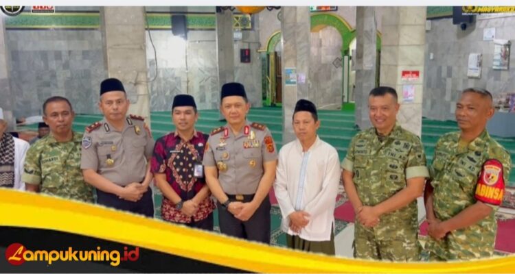 Kapolda Jambi Irjen Pol. Drs. Widodo, S.H., M.H., melaksanakan Sholat Jumat Keliling di Masjid Rahmatullah, Kota Jambi.