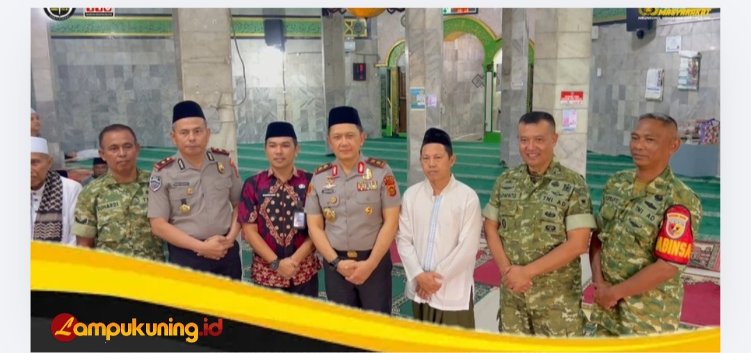 Kapolda Jambi Irjen Pol. Drs. Widodo, S.H., M.H., melaksanakan Sholat Jumat Keliling di Masjid Rahmatullah, Kota Jambi.