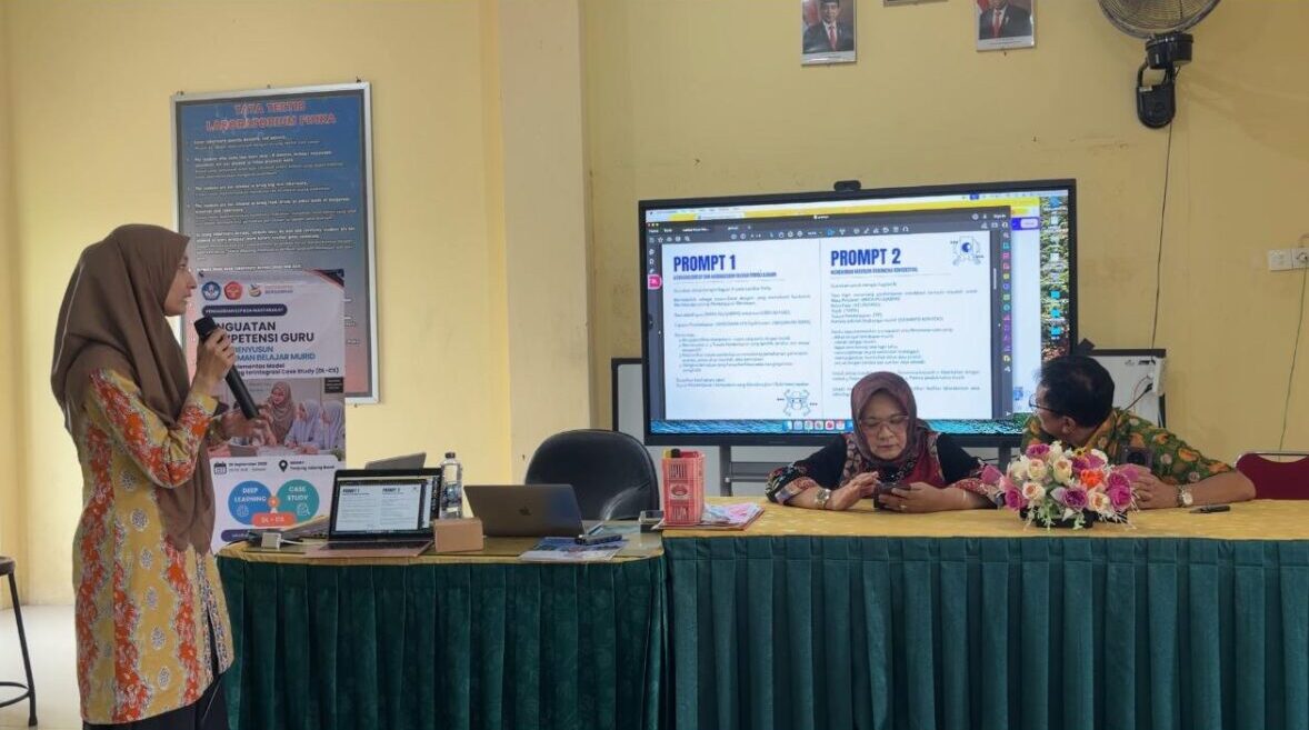 Tim Pengabdian FKIP Universitas Jambi Dampingi Guru SMAN 1 Tanjung Jabung Barat Integrasikan AI Susun Modul Ajar 1 Narasumber AI